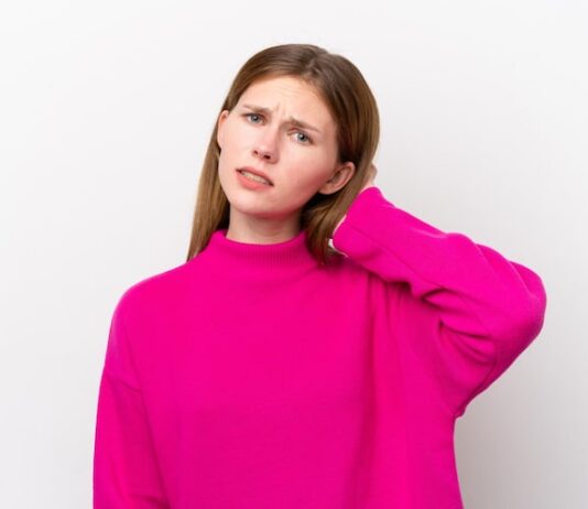 Чешется левое ухо у девушки в среду: народные приметы