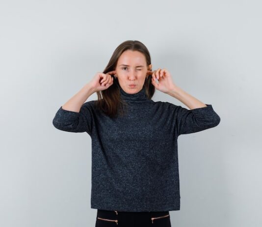 Горит левое ухо у девушки в среду: народные приметы