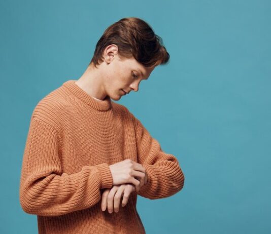 Чешется мизинец на правой руке у мужчины: народные приметы и суеверия