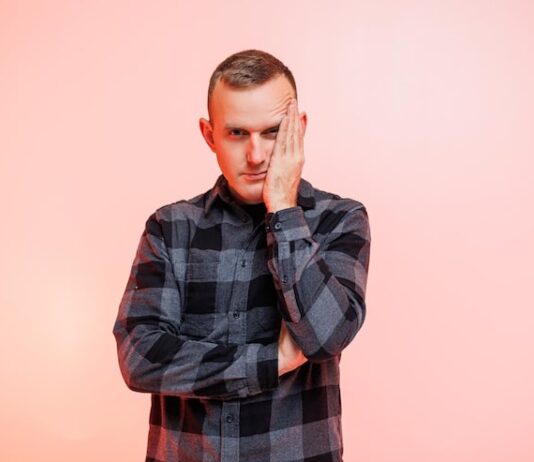 Причины зуда в ухе у человека: приметы и факты