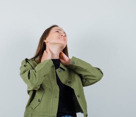 Чешется подбородок у девушки в понедельник вечером: народные приметы