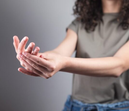 Чешется левая или правая ладонь: народные приметы