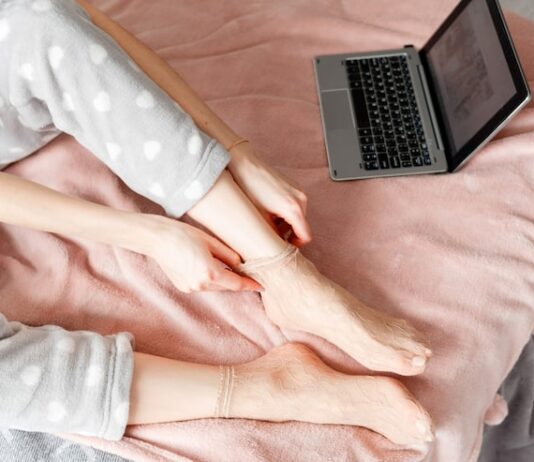 Чешется правая нога у девушки в понедельник: народные приметы