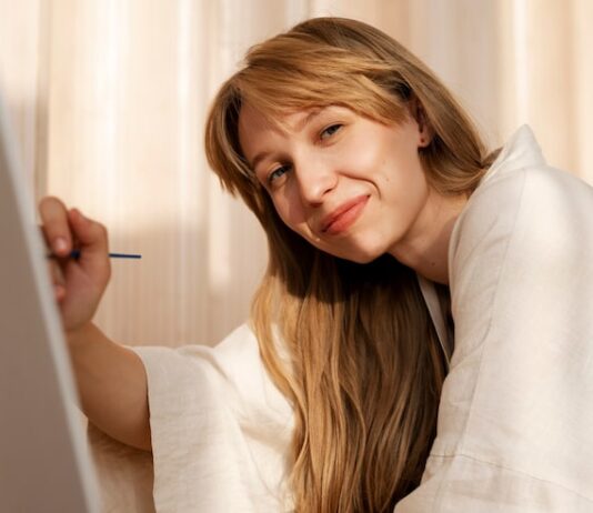 Девушка создает статус с глубоким смыслом