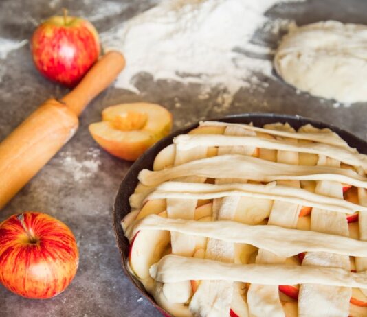 Дрожжевые пирожки с яблоками в духовке