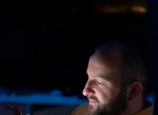 Раскройте тайну: какой мужчина на пороге по Таро онлайн