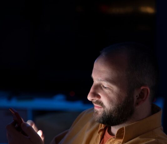 Раскройте тайну: какой мужчина на пороге по Таро онлайн