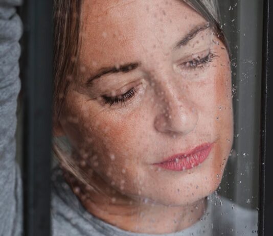 Промокнуть под дождем во сне: значение для женщин