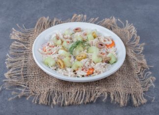 Рисовый салат с крабовыми палочками