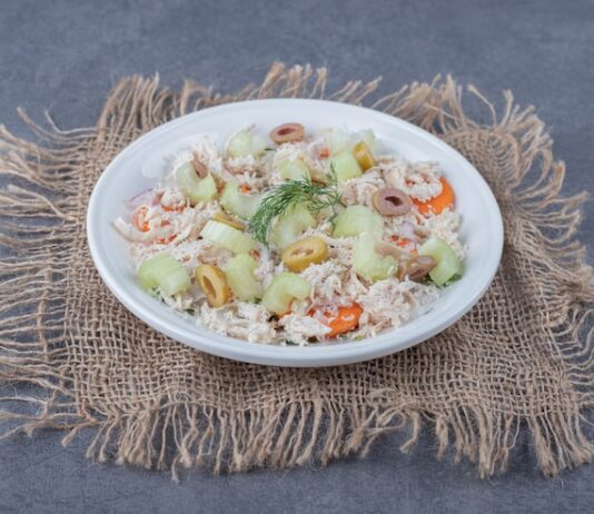 Рисовый салат с крабовыми палочками