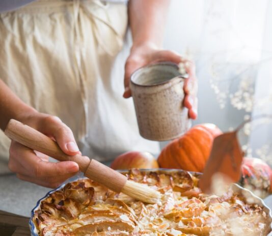 Шарлотка с яблоками и творогом: рецепт