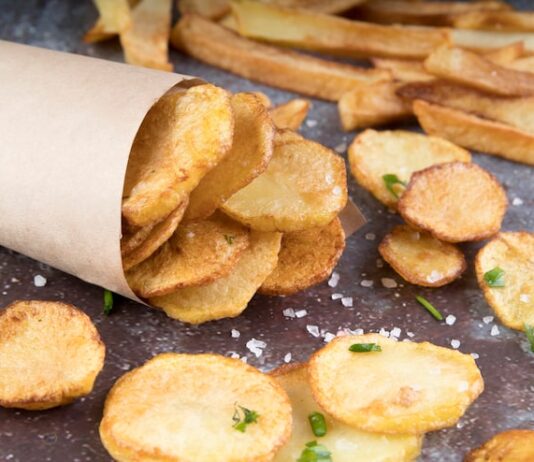 Домашние чипсы из картошки в духовке