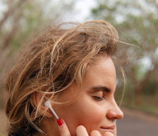 Как понять, что беспроводные наушники полностью заряжены