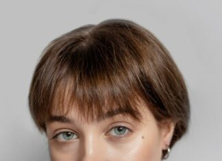 Короткая косая челка на длинные волосы