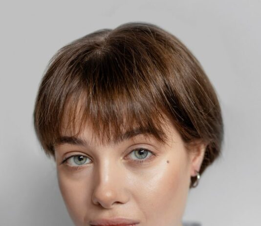 Короткая косая челка на длинные волосы