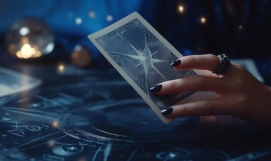 Таро онлайн: предсказание будущего отношений