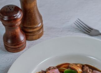 Куриная печень в сметане на сковороде