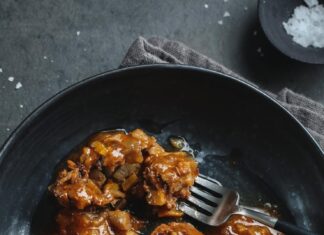 Тушеные крылышки с луком на сковороде