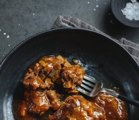 Тушеные крылышки с луком на сковороде