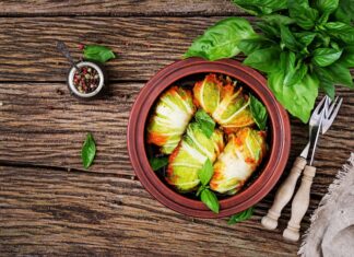 Капуста с мясом в духовке на протвине