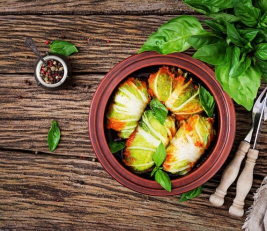 Капуста с мясом в духовке на протвине