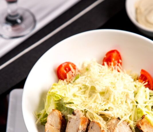 Салат с копченой грудкой и пекинской капустой