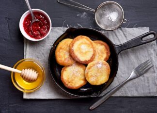 Оладушки с сыром и колбасой на сковороде