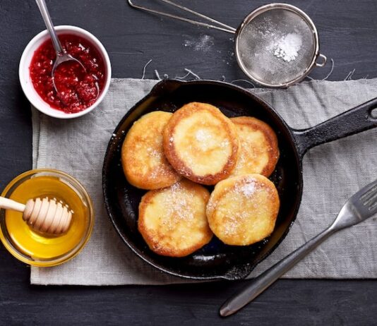 Оладушки с сыром и колбасой на сковороде