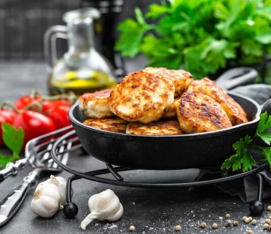 Куриные отбивные из грудки на сковороде