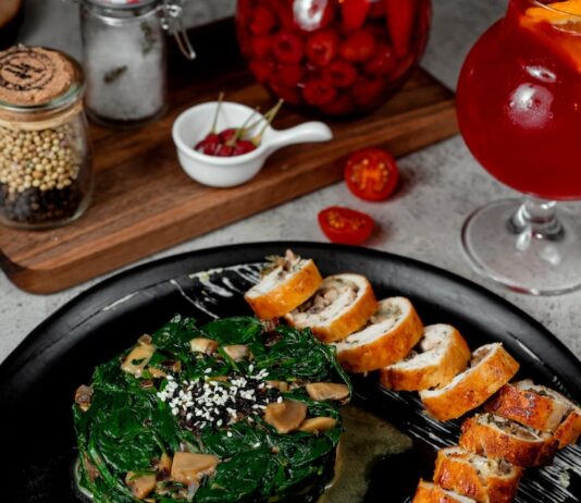 Салат роллы с красной рыбой и огурцами