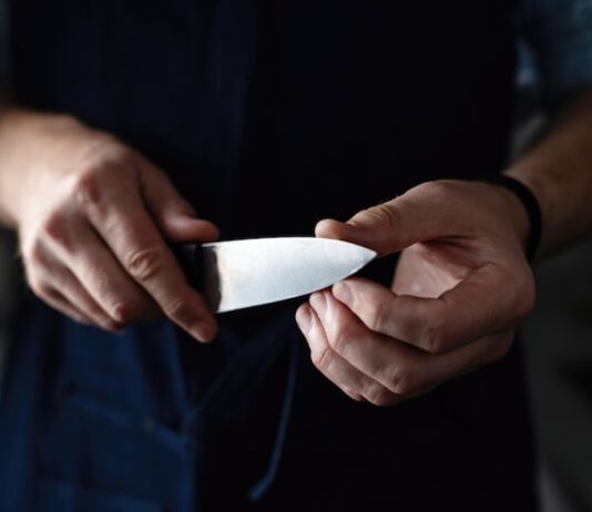 Сны о нападении: что значит, если вас режут ножом