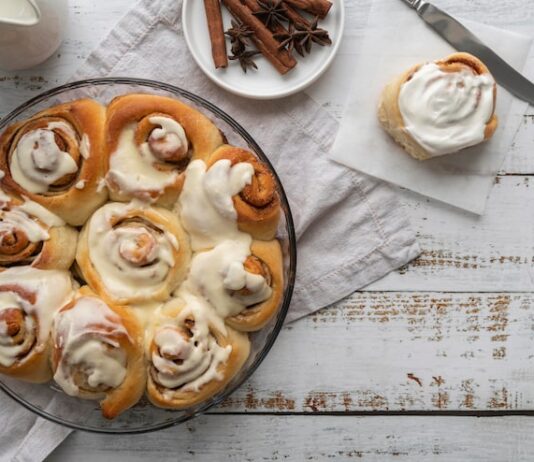 Булочки с корицей из готового теста