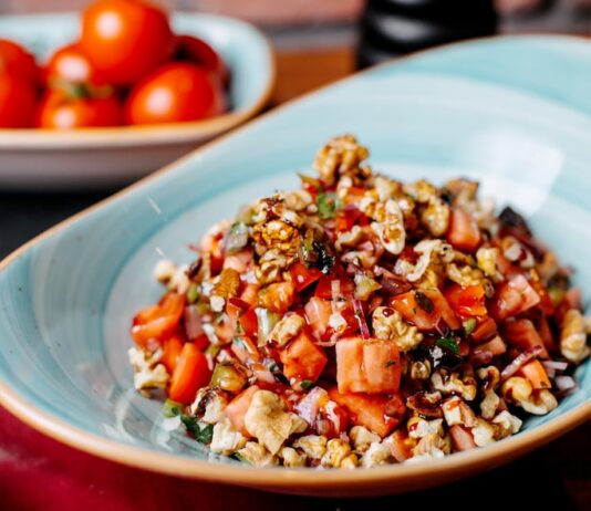 Салат с копченой курицей и фасолью: рецепт