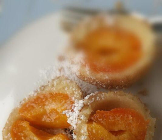 Печеные пирожки с яблоками