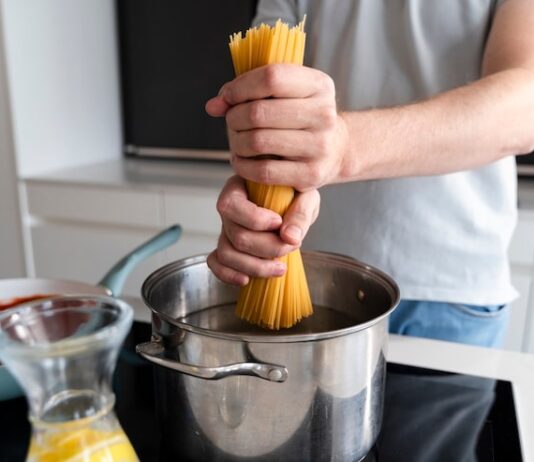 Макаронные гнезда на сковороде