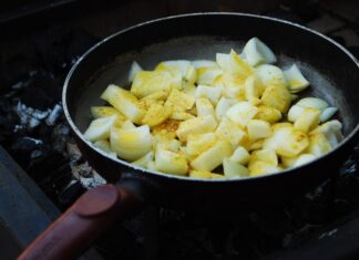 Как пожарить капусту с картошкой на сковороде