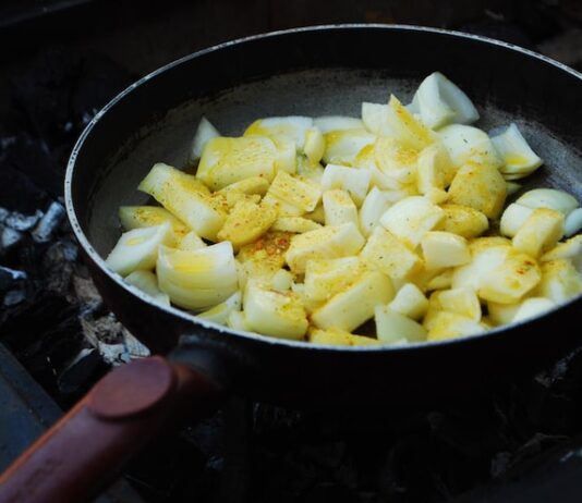Как пожарить капусту с картошкой на сковороде