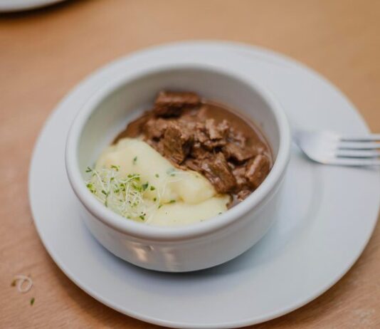 Бефстроганов из говядины с подливкой со сметаной