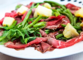 Салат с копченой колбасой и солеными огурцами