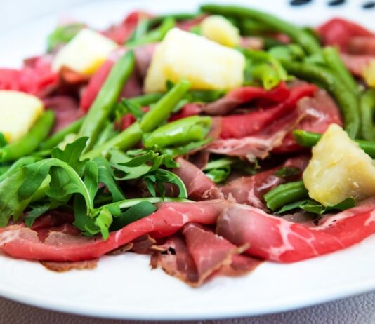 Салат с копченой колбасой и солеными огурцами