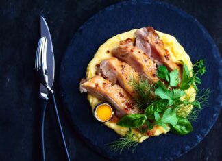 Кролик в духовке со сметаной и картошкой