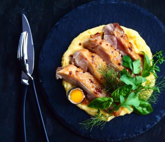 Кролик в духовке со сметаной и картошкой