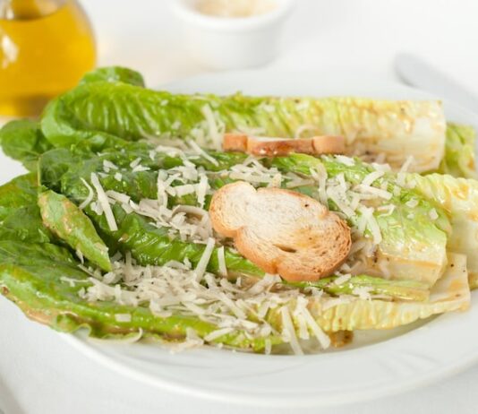 Салат с пекинской капустой и курицей сухариками