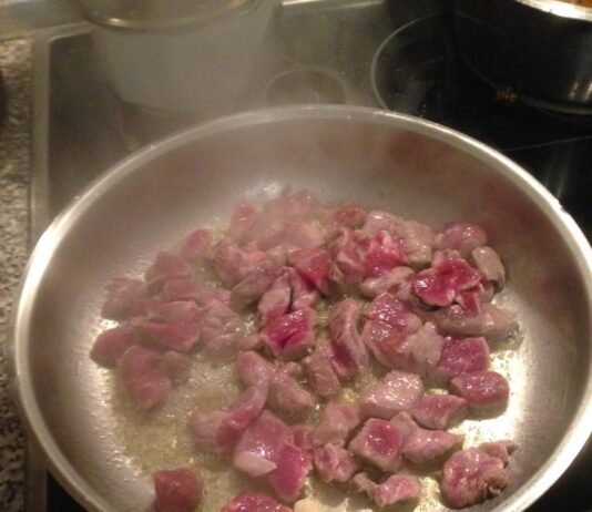 Солить говяжий язык во время варки: когда и как