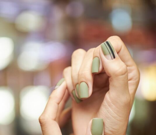 Оливковый маникюр на миндалевидных ногтях с дизайном