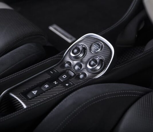 Игровой руль со сцеплением и коробкой передач