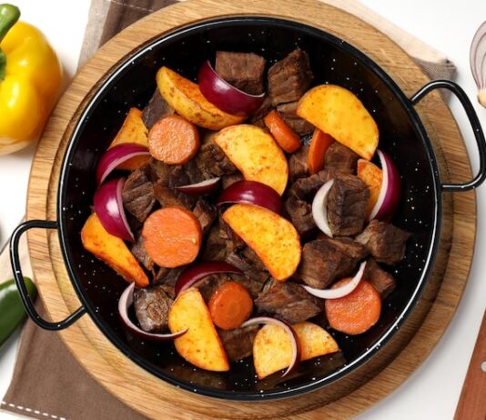 Картошка с овощами и мясом в казане
