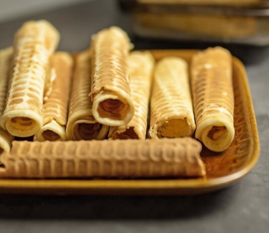 Вареные сгущенные трубочки на сковороде