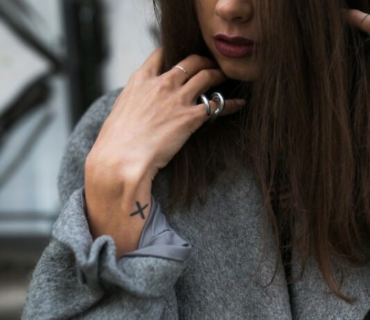 Значение татуировки розы на руке у девушки