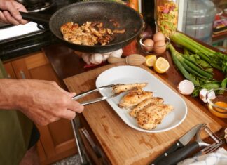 Жарим судака на сковороде в муке